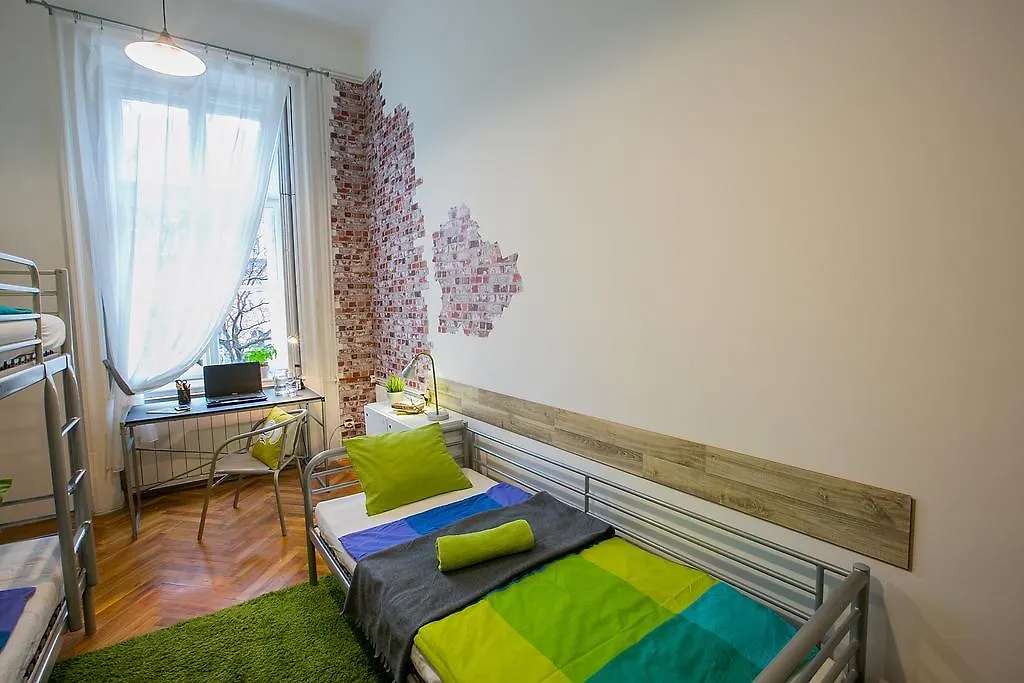 Friends Hostel & Apartments بودابست 0*,  المجر